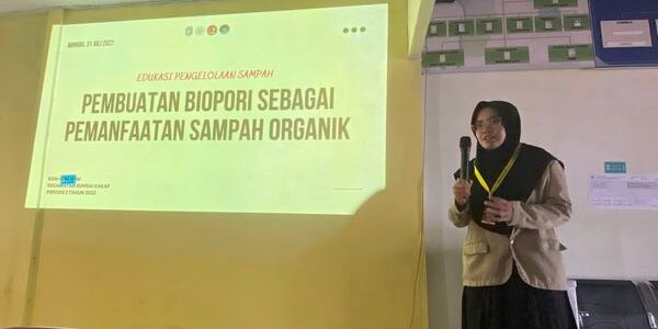 TIM KKN-PPM UGM Sungai Kakap Melaksanakan Kegiatan Edukasi Pengelolaan Sampah 